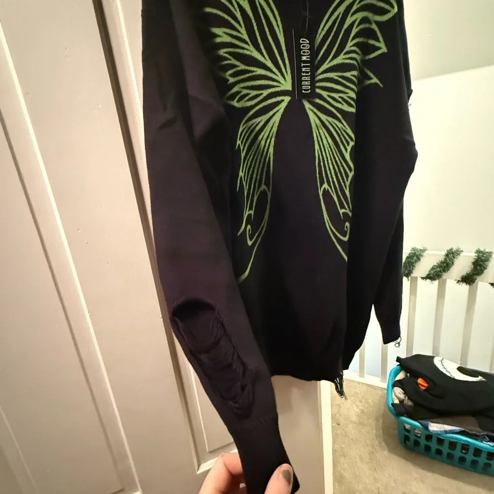 Current Mood Black Top with Vibrant Green Wing Design - Picture 3 of 4